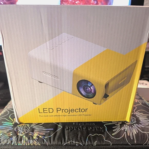 New**4K Mini Home Theater Projector Wireless Works on IOS & Android - Picture 3 of 5